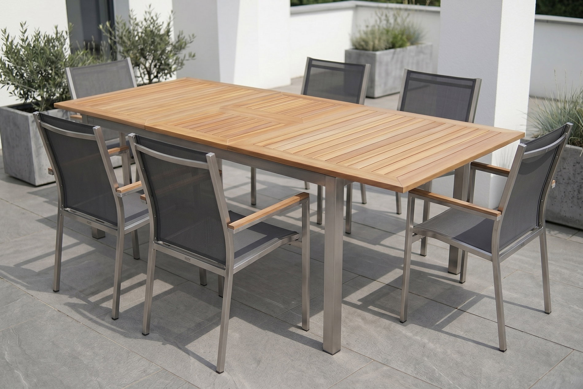 STERN Cardiff Garten-Essgruppe, silber/silbergrau, Edelstahl/Teak, Tisch 180/240 x 100 cm, 6 Stapelsessel, FSC®-zertifiziertes Produkt