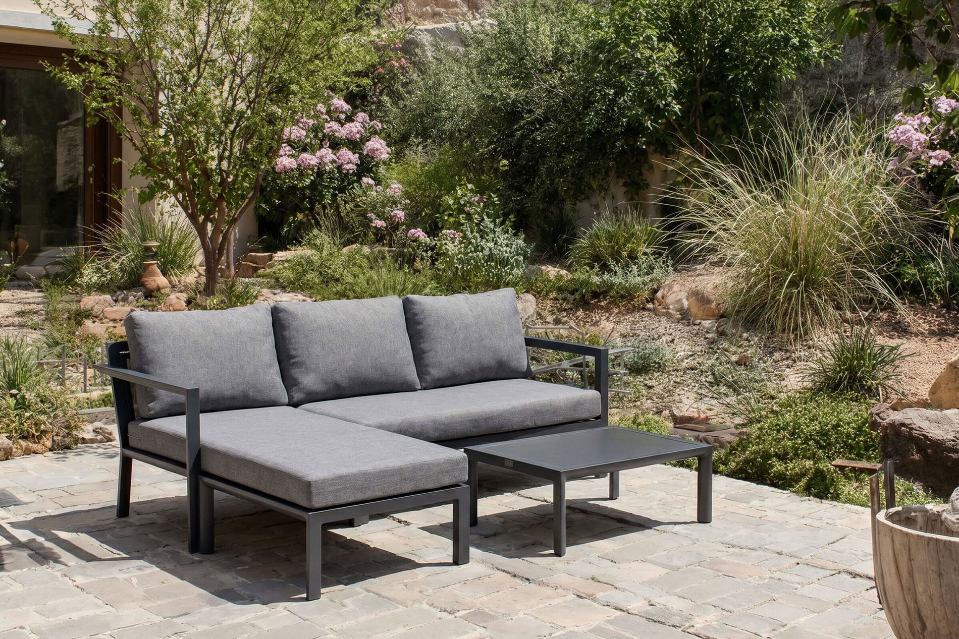 OUTFLEXX 3-Sitzer Sofa, anthrazit matt, Alu/Polyester, 167x75x66 cm, inklusive Hocker und Beistelltisch