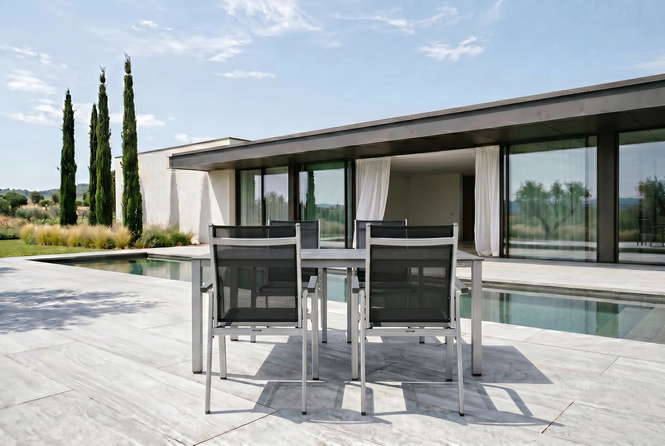 KETTLER Cubic/Basic Plus Garten-Essgruppe, silber/anthrazit, Alu/Textilene, Tisch 160x90 cm, 4 Stapelsessel
